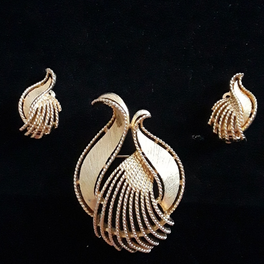 LISNER: Vintage Gold Tone Brooch and Earring Set